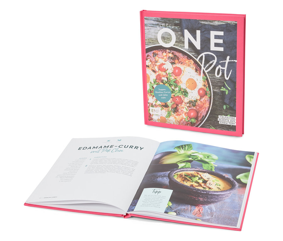 Ein Kochbuch mit dem Titel "Simply One Pot" liegt aufgeschlagen auf einer Seite mit dem Rezept für Edamame-Curry mit Pak Choi.