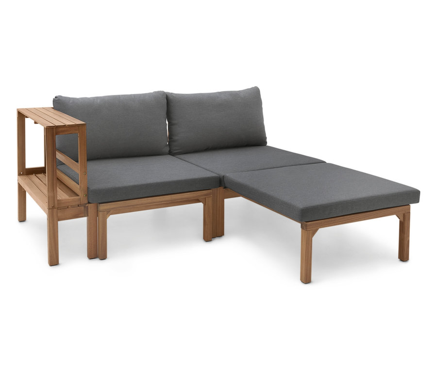 Ein Holzsofa mit grauen Kissen und einem kleinen Beistelltisch.