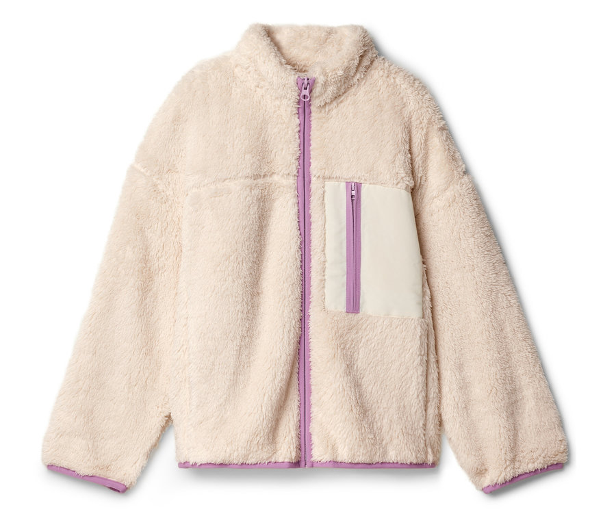 Ein cremefarbener Fleece-Pullover mit violettem Reißverschluss und violetten Akzenten am Saum.
