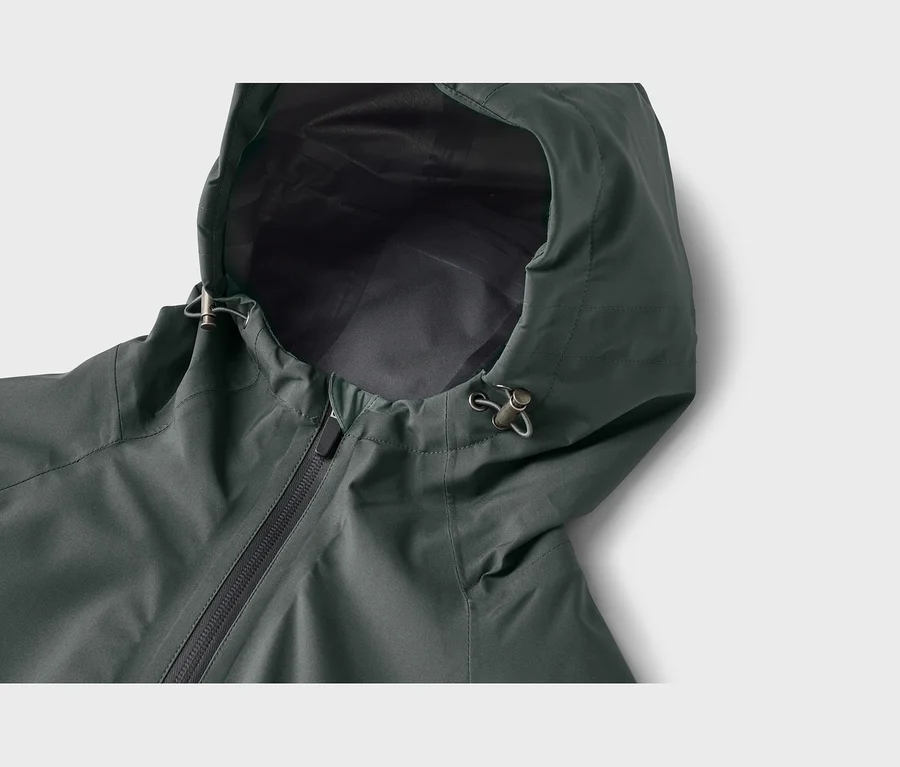 Dunkelgrüne Jacke mit Kapuze, Reißverschluss und Kordelstoppern an der Kapuzenöffnung.