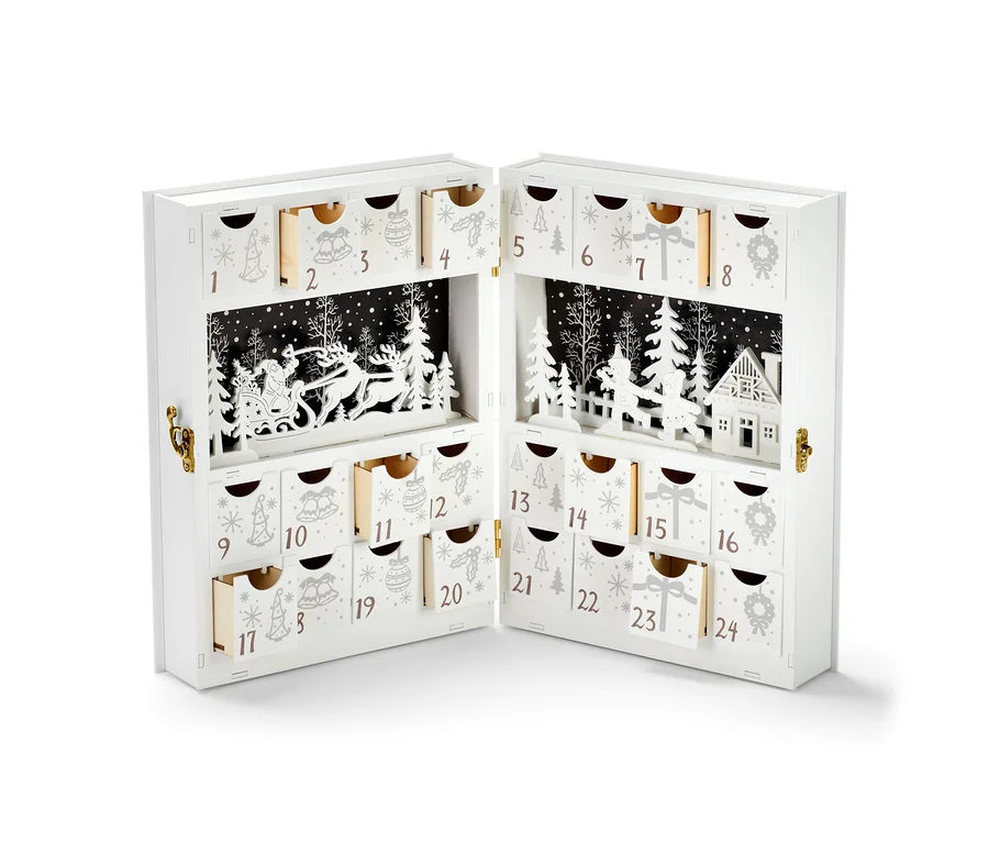 Geöffneter, weißer LED-Adventskalender mit Winterlandschaftsmotiv.