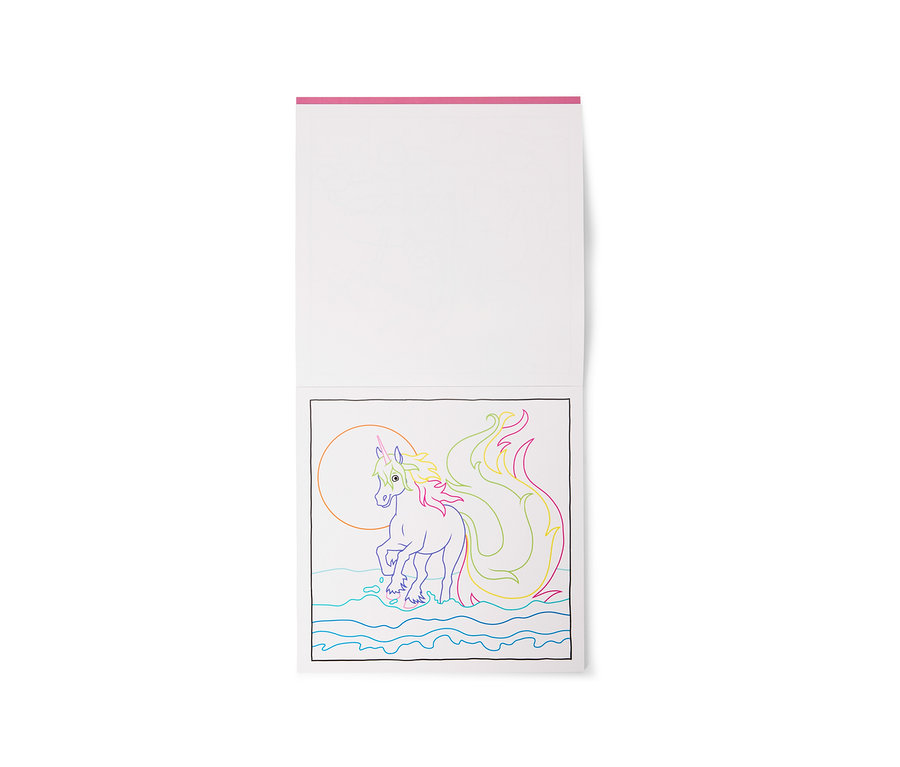 Offenes Malbuch mit einer Regenbogen-Strichzeichnung eines Einhorns mit Meerjungfrauenflosse, das im Wasser steht, mit einer runden Sonne im Hintergrund. Die obere Seite ist leer.