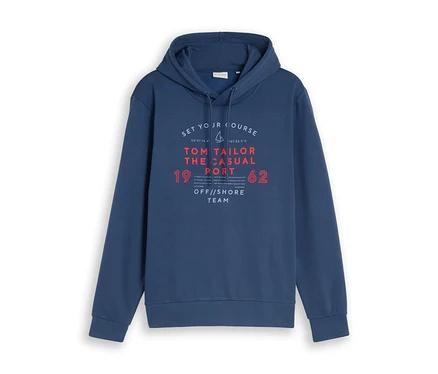 Dunkelblaues Tom Tailor Hoodie Sweatshirt mit Kapuze und einem Grafikdruck auf der Vorderseite, der die Aufschrift „SET YOUR COURSE“, „TOM TAILOR THE CASUAL PORT“, „OFF//SHORE TEAM“ sowie die Zahlen „19“ und „62“ in Weiß und Rot zeigt.