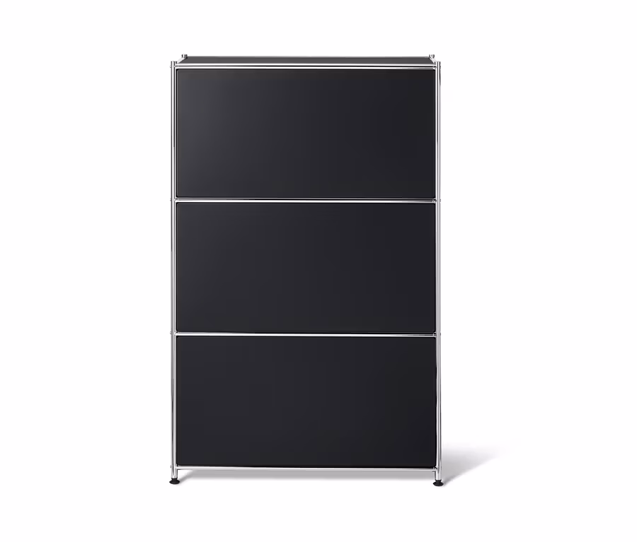 Schwarzes Metallregal mit drei Klappfächern.