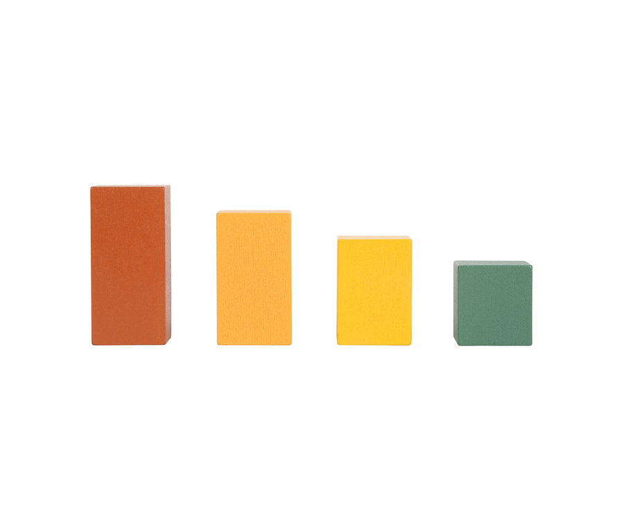 Vier rechteckige Holzklötze des small foot Montessori-Bundle 2, von links nach rechts in der Höhe abnehmend, in Braun, Orange, Gelb und Grün.