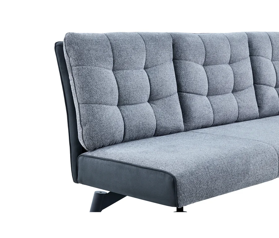 Graues Sofa mit getufteter Rückenlehne aus strukturiertem Stoff. Die Sitzfläche hat einen dunklen Rand und ein schwarzes Bein ist sichtbar.