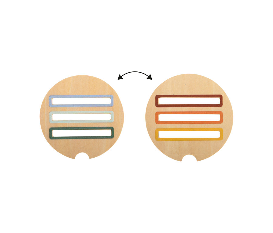 Zwei runde Holzplatten des small foot Montessori-Bundle 2, jede mit drei rechteckigen Farbschlitzen: hellblau, hellgrün, dunkelgrün links; dunkelbraun, orange, gelb rechts. Ein Pfeil zeigt dazwischen.