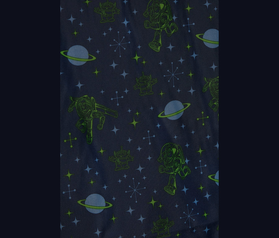 Dunkelblauer Stoff mit einem sich wiederholenden Weltraum-Muster, das grüne Umrisse von Buzz Lightyear und Alien-Charakteren, blaue Planeten mit Ringen und verschiedene Sterne zeigt.