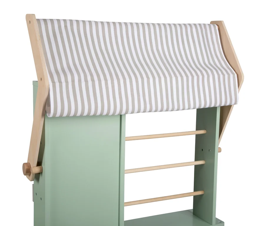 Grüner small foot Kaufladen und Kinderküche »fresh« mit weiß-beige gestreifter Markise und Holzstangen.