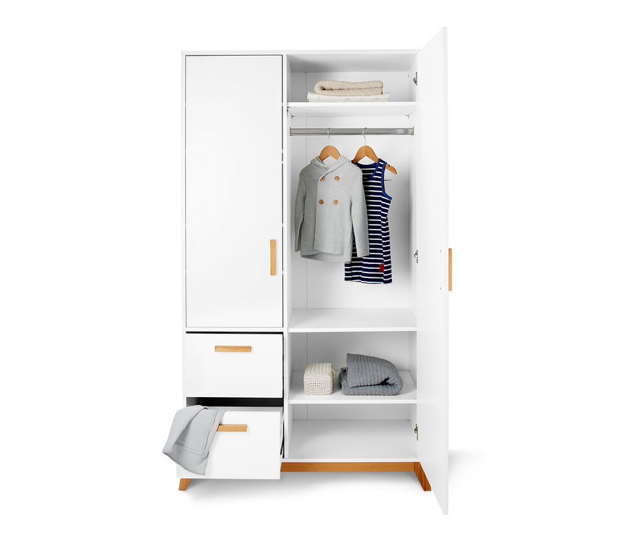 Offener Kleiderschrank mit Kleidung und Handtüchern.