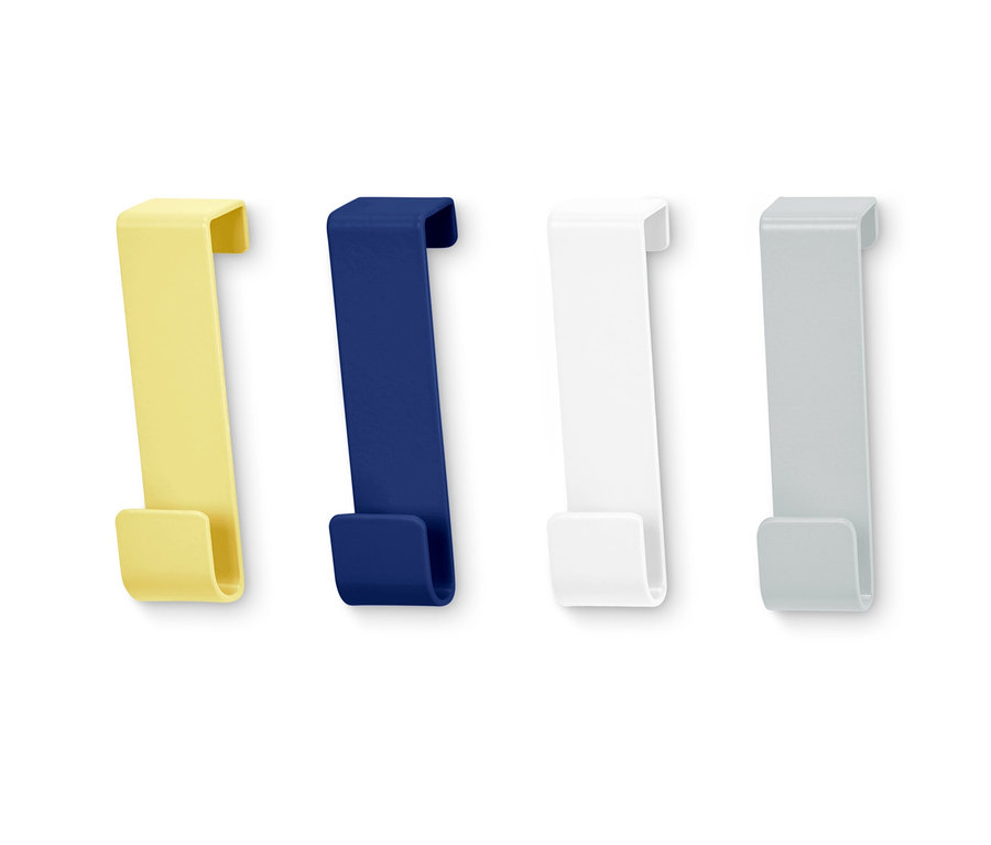 Vier Türhaken in Gelb, Blau, Weiss und Grau.