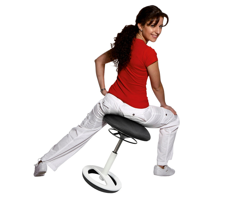 Frau sitzt auf grauem Topstar Hocker »Sitness Bob« und schaut über die Schulter.