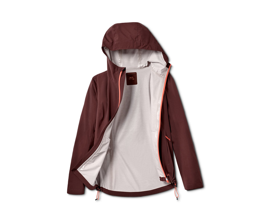 Weinrote Funktionswanderjacke mit Kapuze und orangefarbenem Reißverschluss.
