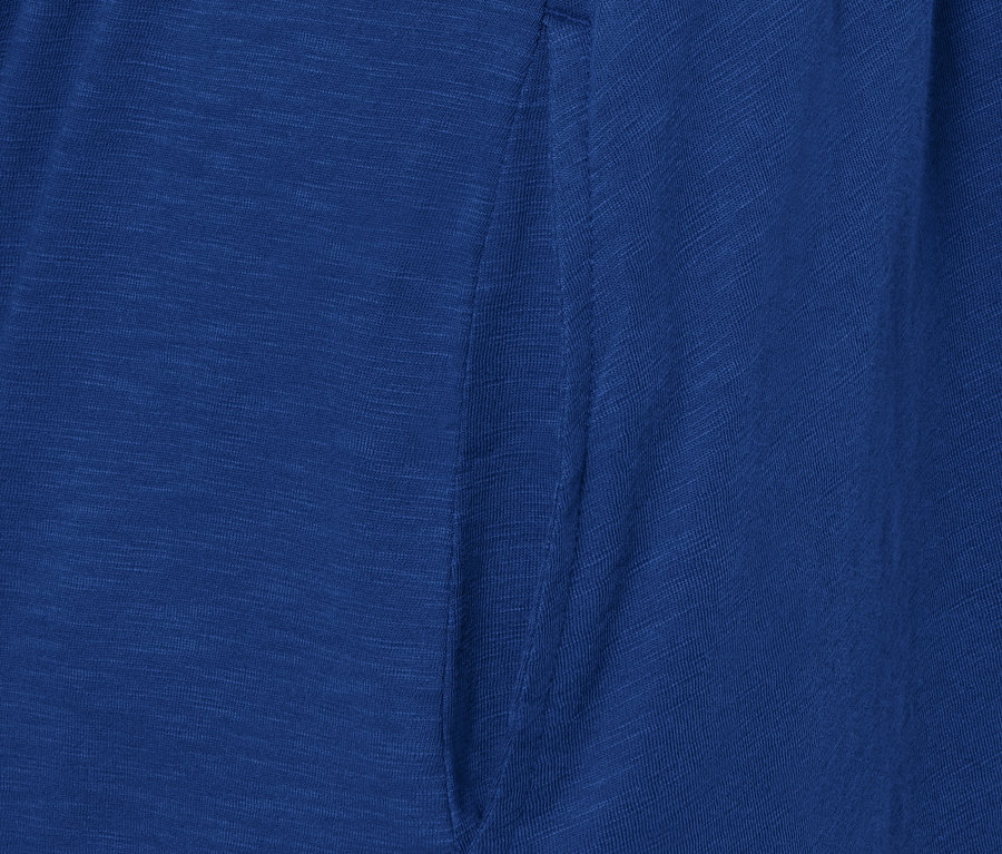 Detailansicht eines blauen Jerseykleids mit Tasche.