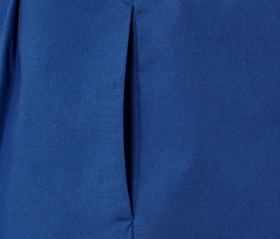 Detailaufnahme der blauen Webshorts.