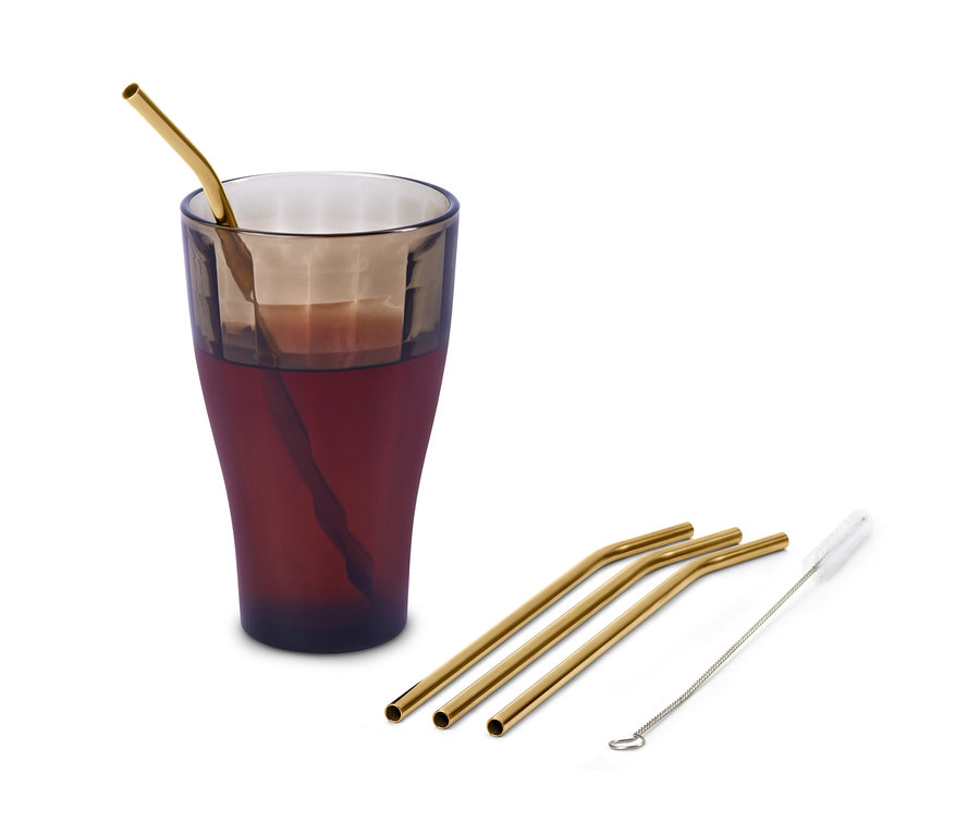 Ein Glas mit einem Getränk und einem Metalltrinkhalm, daneben liegen 3 Metalltrinkhalme und eine Reinigungsbürste.