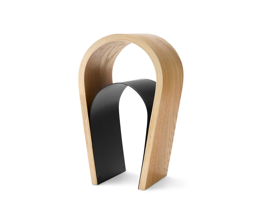 Detailaufnahme von einem Kopfhörerständer aus Holz mit einer schwarzen Metallstütze in der Mitte.
