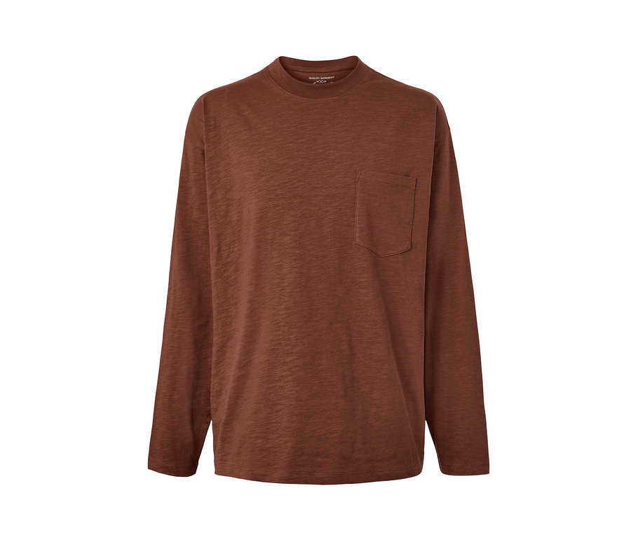 Braunes Langarmshirt mit Brusttasche.