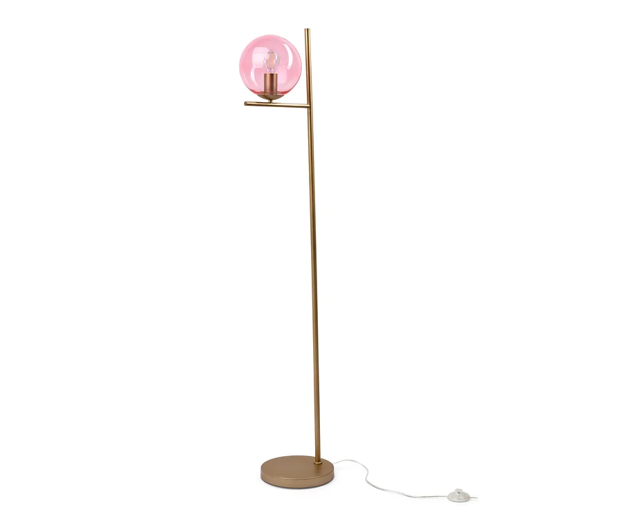 Goldene Stehleuchte »Glaskugel« mit rosa Lampenschirm.