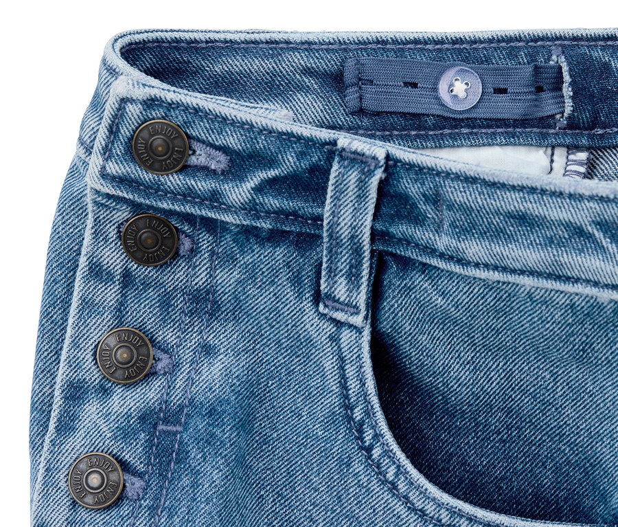 Detailaufnahme eines Jeansrocks mit Knöpfen und einer Tasche.