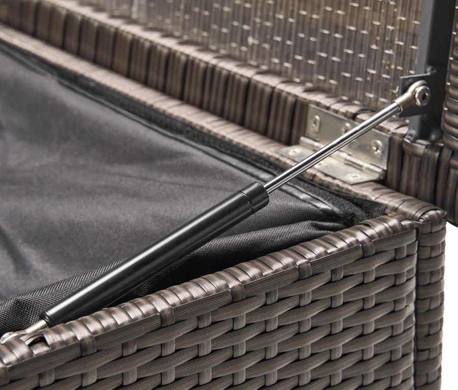 Detailaufnahme einer geöffneten Auflagenbox mit Polyrattangeflecht.