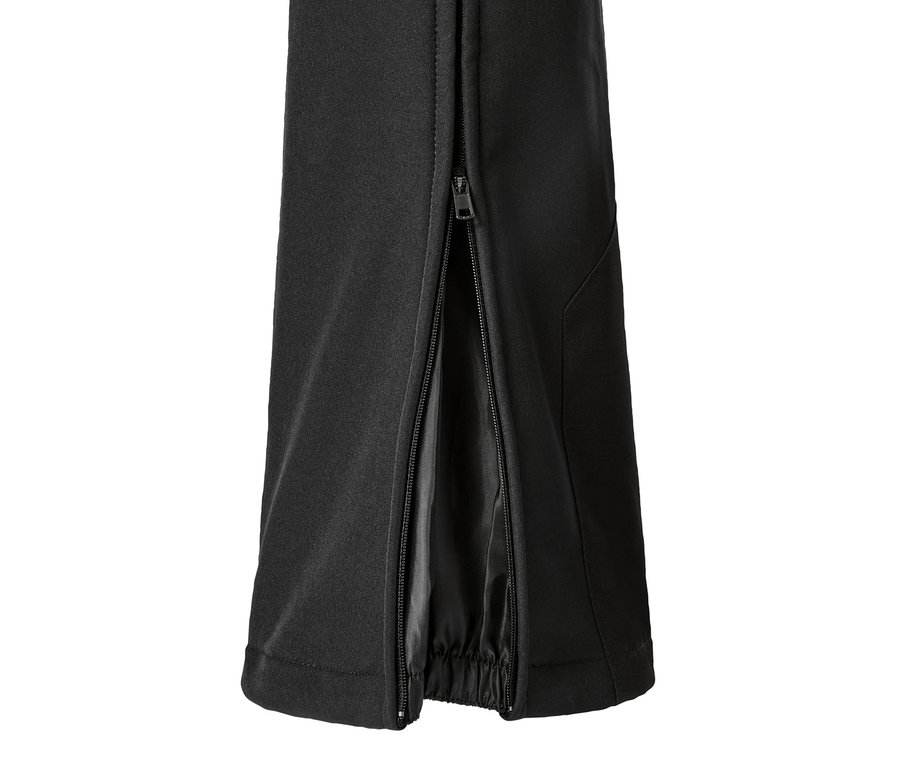 Detailaufnahme einer schwarzen Jetskihose, der Reißverschluss am Bein ist geöffnet.