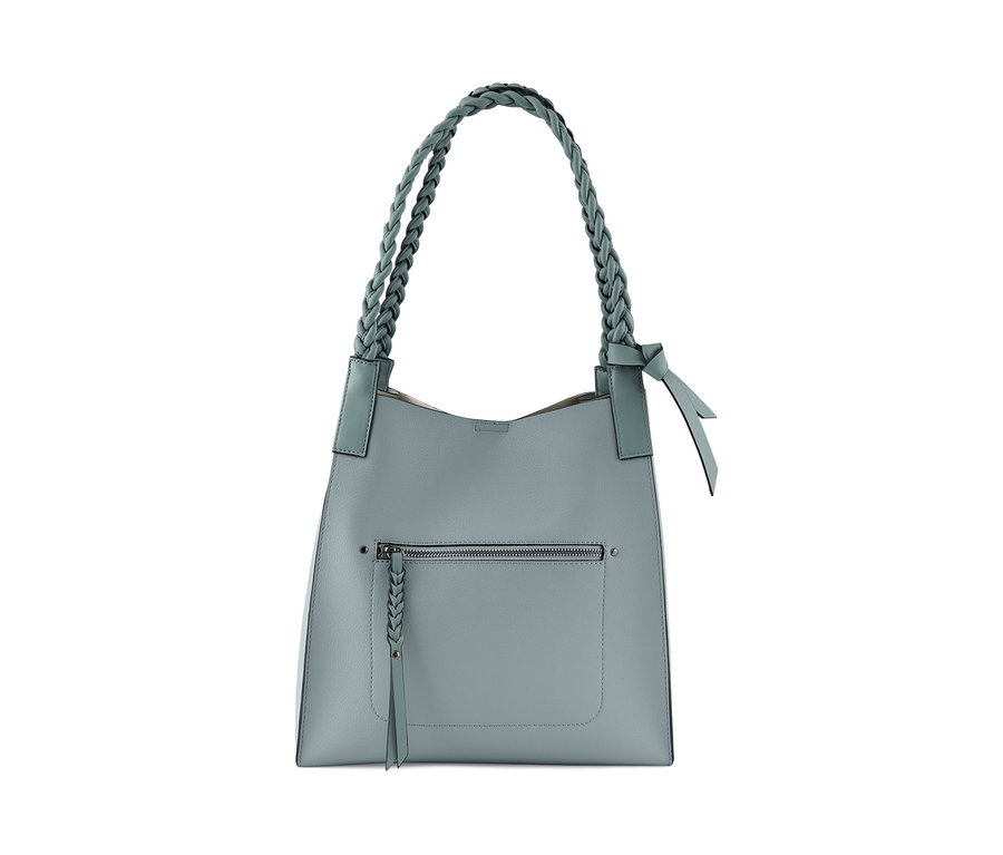 Hellblaue Schultertasche mit geflochtenen Henkeln.