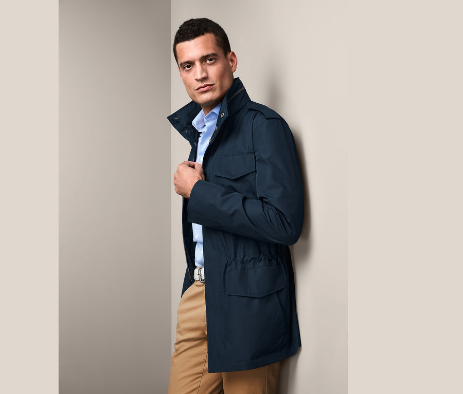 Mann posiert in Fieldjacket.
