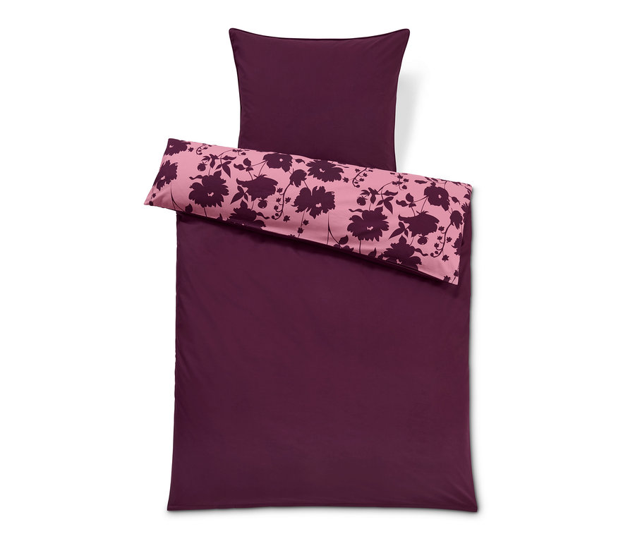 Violette Bettwäsche mit geblümtem Kissenbezug.