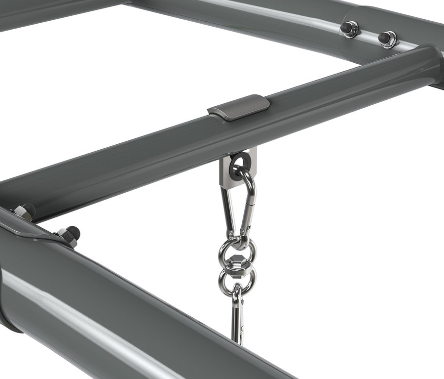 Detail eines grauen EXIT Outdoor-Fitnessgeräts »MB230« mit Metallverbindungen und Karabiner.