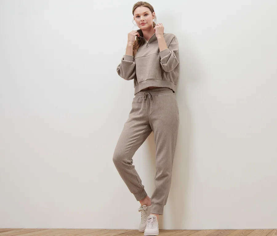 Frau posiert in Sweathose und Sweatshirt.