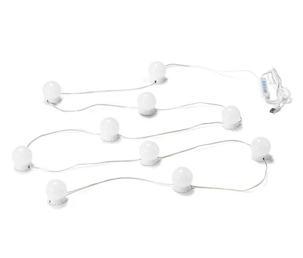 Eine LED-USB-Lichterkette liegt auf einem weißen Hintergrund.