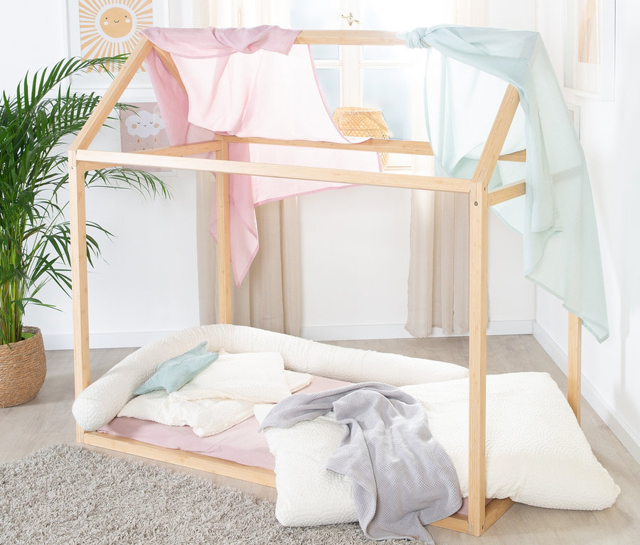 Ein roba Hausbett, ca. 70 x 140 cm, aus Bambus, mit rosa und blauem Stoff oben.