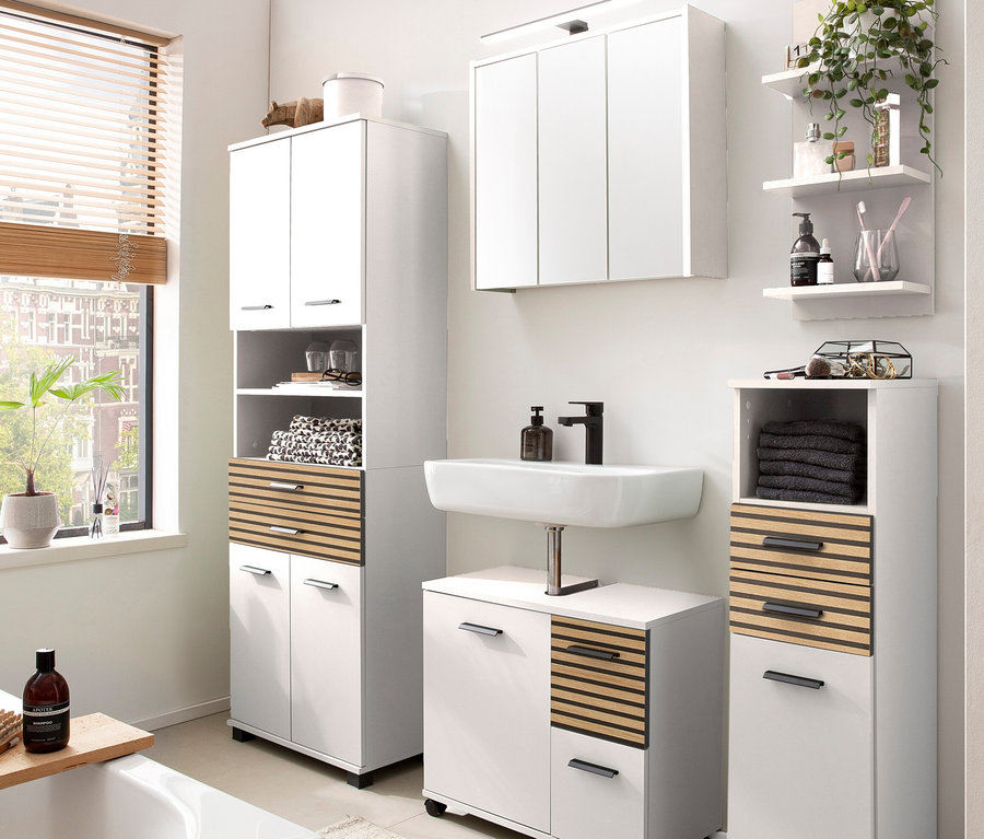 Badezimmer mit weißem Waschbecken, Spiegelschrank, Hochschrank und Waschbeckenunterschrank »Katta«.