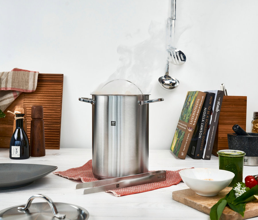 Auf einem Tisch steht ein dampfender, silberner ZWILLING Spargel-/ Nudeltopf »Twin Specials«, ca. 16 cm.