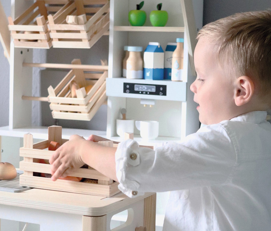 Kind spielt mit small foot Kaufladen und Kinderküche »fresh«.