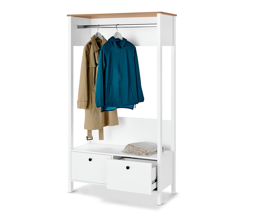 Garderobe mit großen Schubladen, an der ein Mantel und eine Jacke hängen.