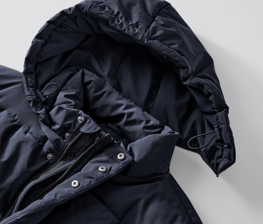 Detailaufnahme eines Stepp-Parkas mit Kapuze.