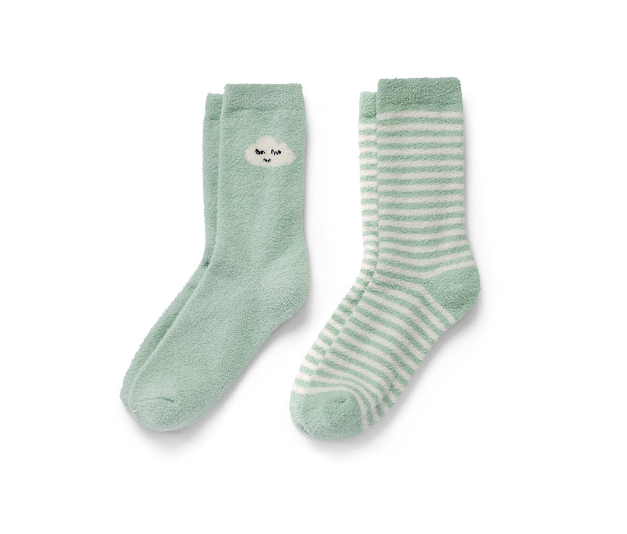 Zwei Paar Kuschelsocken: ein Paar hellgrün mit Wolke, das andere mit hellgrün und weißen Streifen.