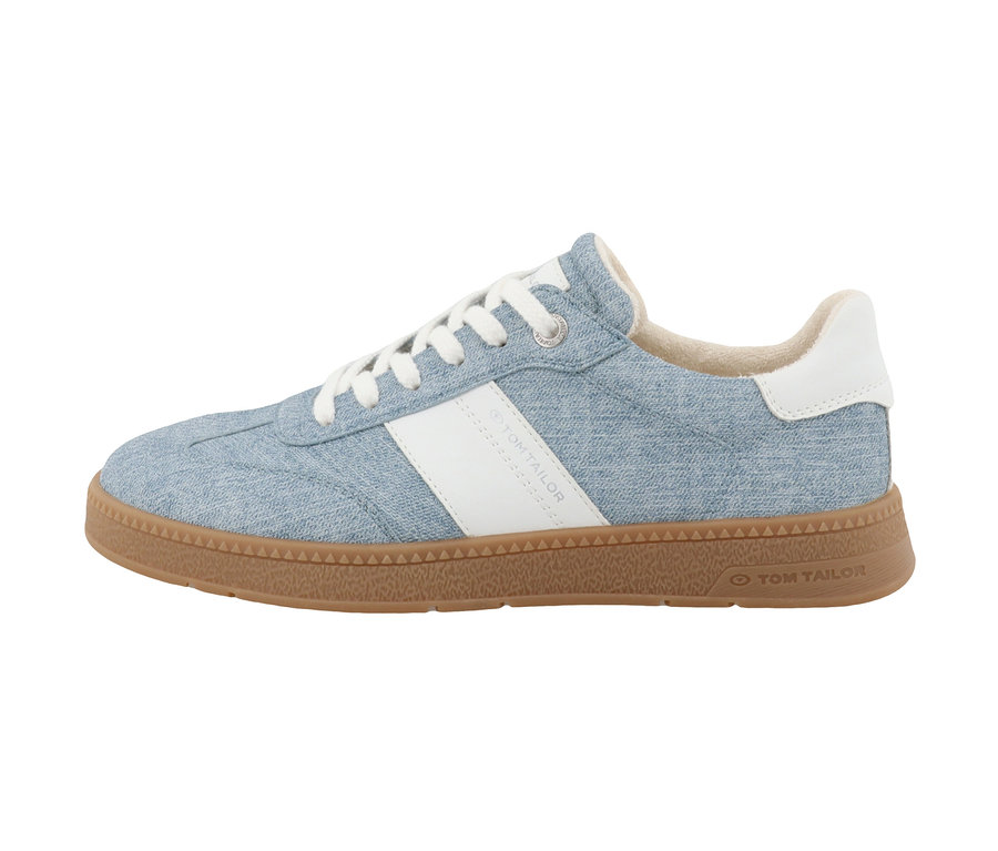 Seitliche Ansicht eines blauen Tom Tailor PU Jeans Sneakers mit weißen Schnürsenkeln und weißem Streifen.