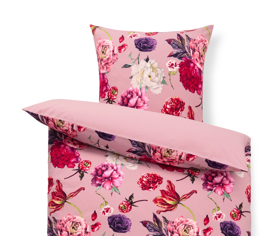 Nahaufnahme von rosa Biber-Bettwäsche mit Blumenmuster.