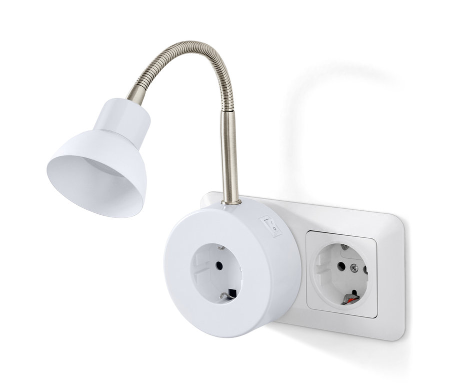 Eine weiße LED-Schwenkleuchte ist in eine weiße Wandsteckdose gesteckt.