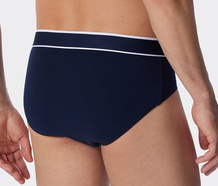 Mann trägt 3 SCHIESSER Rio-Slips mit Bio-Baumwolle, dunkelblau.