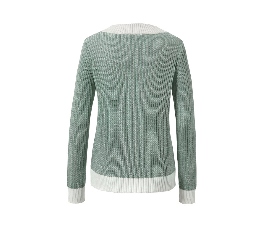 Rückansicht eines hellgrünen Rippstrick-Pullovers mit weißen Bündchen.