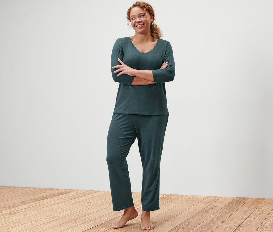 Frau posiert in Pyjama.