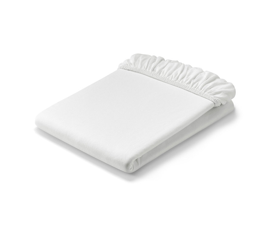 Gefaltetes weißes Jersey-Spannbettlaken.