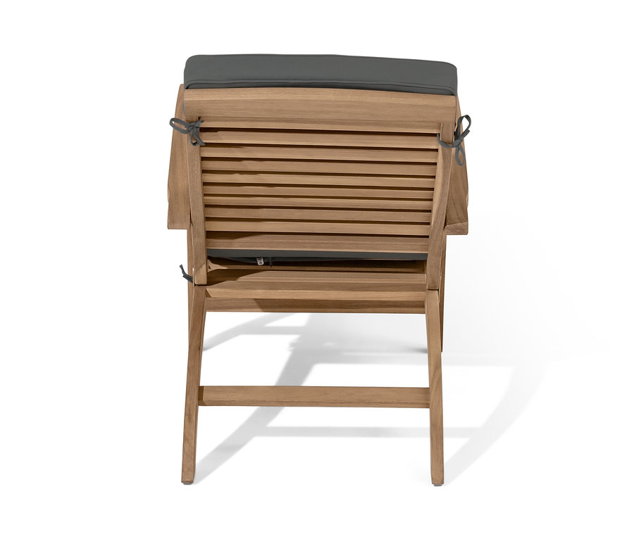 Rückansicht eines hölzernen Deckchairs mit ausziehbarer Fußlehne und grauem Kissen.