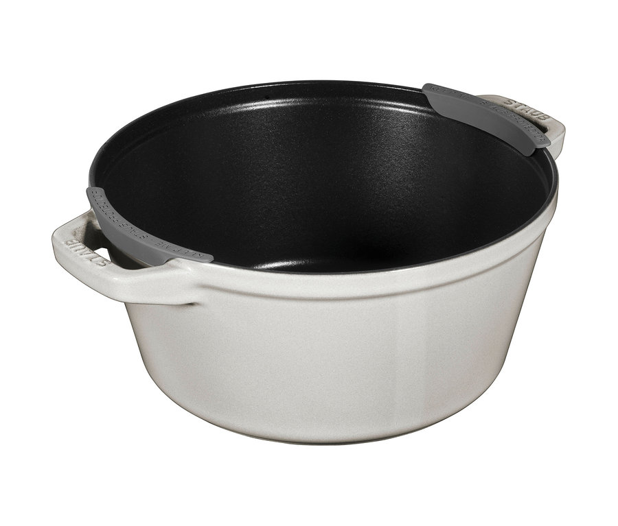 Detailaufnahme eines weißen Staub La Cocotte Kochtopfs mit Silikon-Randschützern.