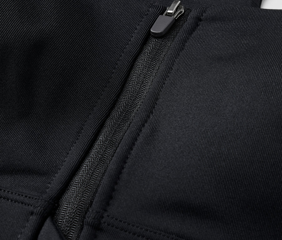 Detailaufnahme eines schwarzen Sport-BHs mit Frontreißverschluss.
