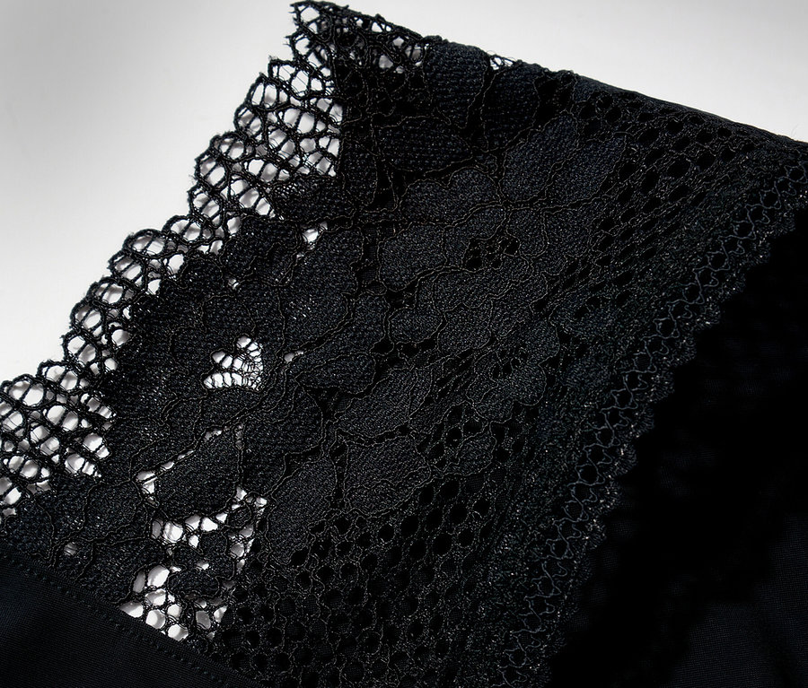 Detailansicht der schwarzen Passionata Raw Cut Shorty »Nina« mit Spitze.